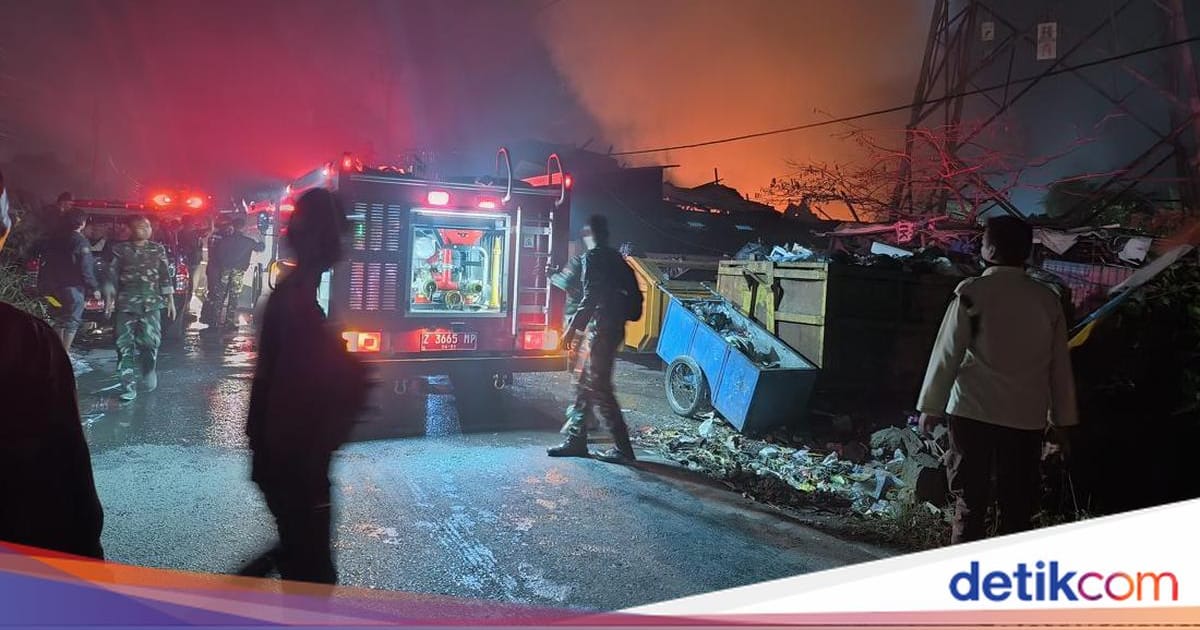 2 Petugas Damkar Tasikmalaya Terluka Saat Padamkan Kebakaran Gudang Rongsokan Dekat Jalur Listrik Tinggi