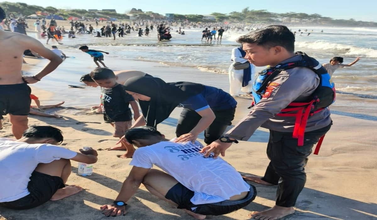 4 Wisatawan Terseret Ombak di Karangpapak, Diselamatkan Polairud Garut