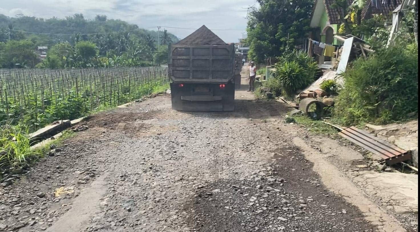 Ada Tambang Galian Ilegal, Jalan di 3 Kampung Rusak Parah selama 15 Tahun