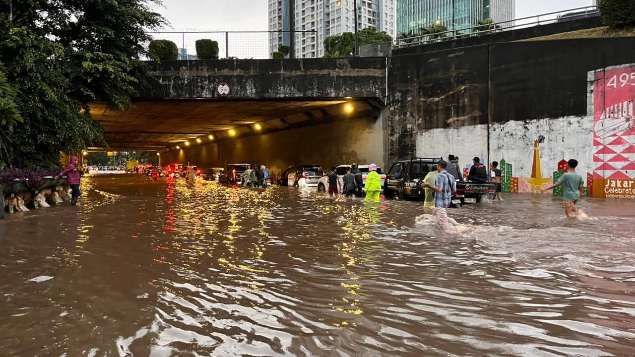 Akses Stasiun Halim Terhambat Banjir Cawang, Ini Jalur Alternatifnya