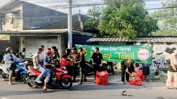 Aksi Berbagi Takjil Karang Taruna Cikarang Selatan di Bulan Ramadan