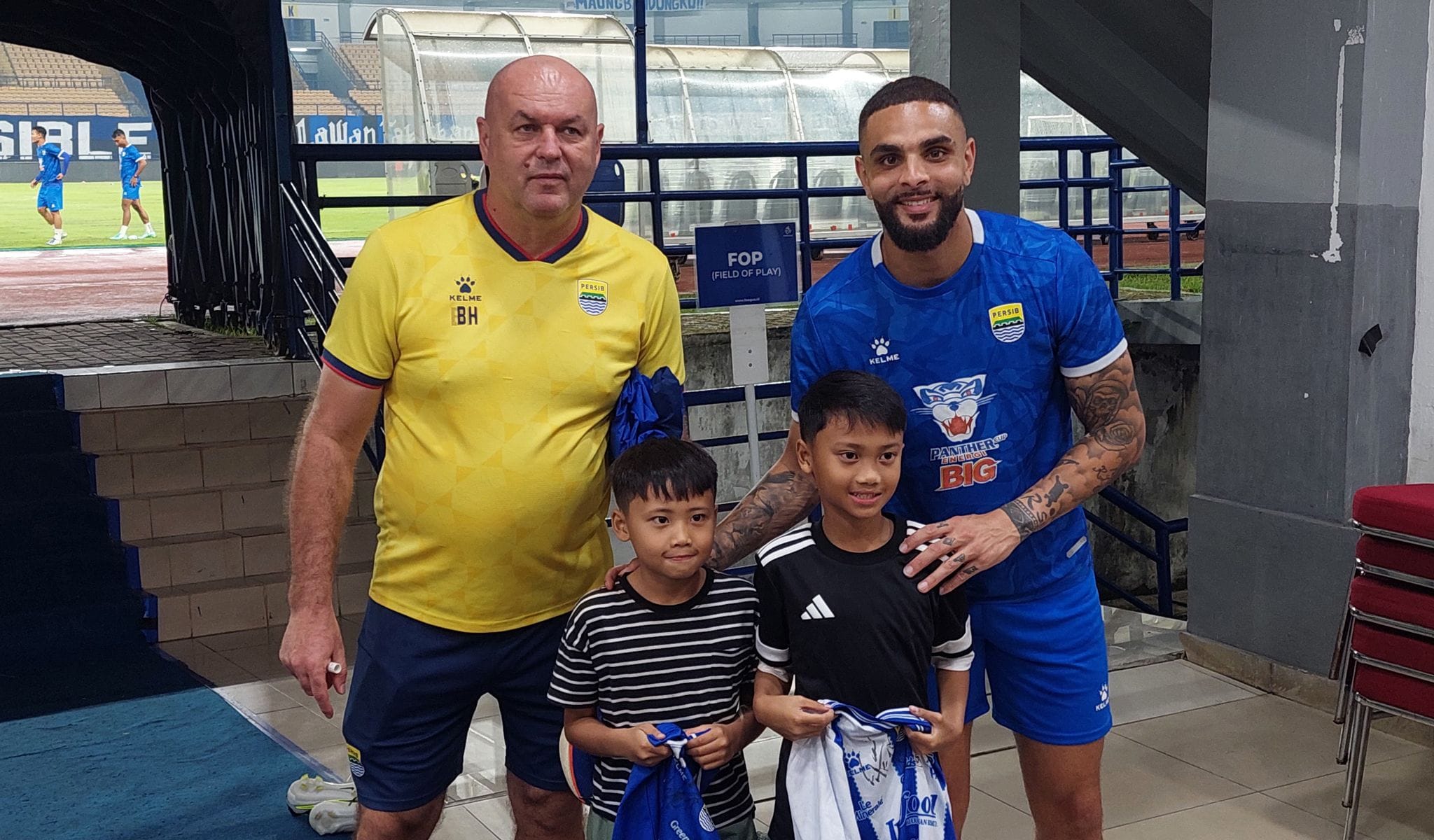 Aksi Bersih Sampah Dua Bocah di GBLA Dapat Undangan Latihan Persib Bandung
