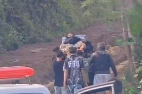 Ambulans Terjebak di Jalan Lumpur Cianjur: Ibu Hamil Ditandu