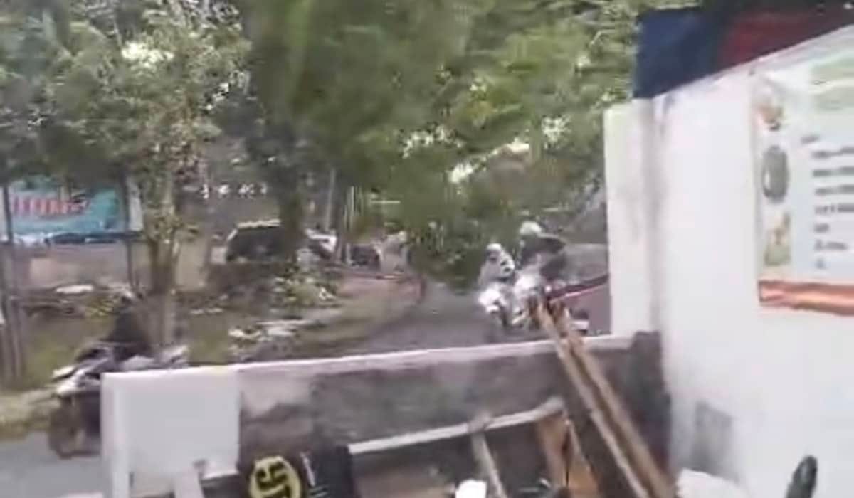 Angin Kencang Picu Pohon Tumbang di Lembang, Hampir Timpa Pengendara Motor