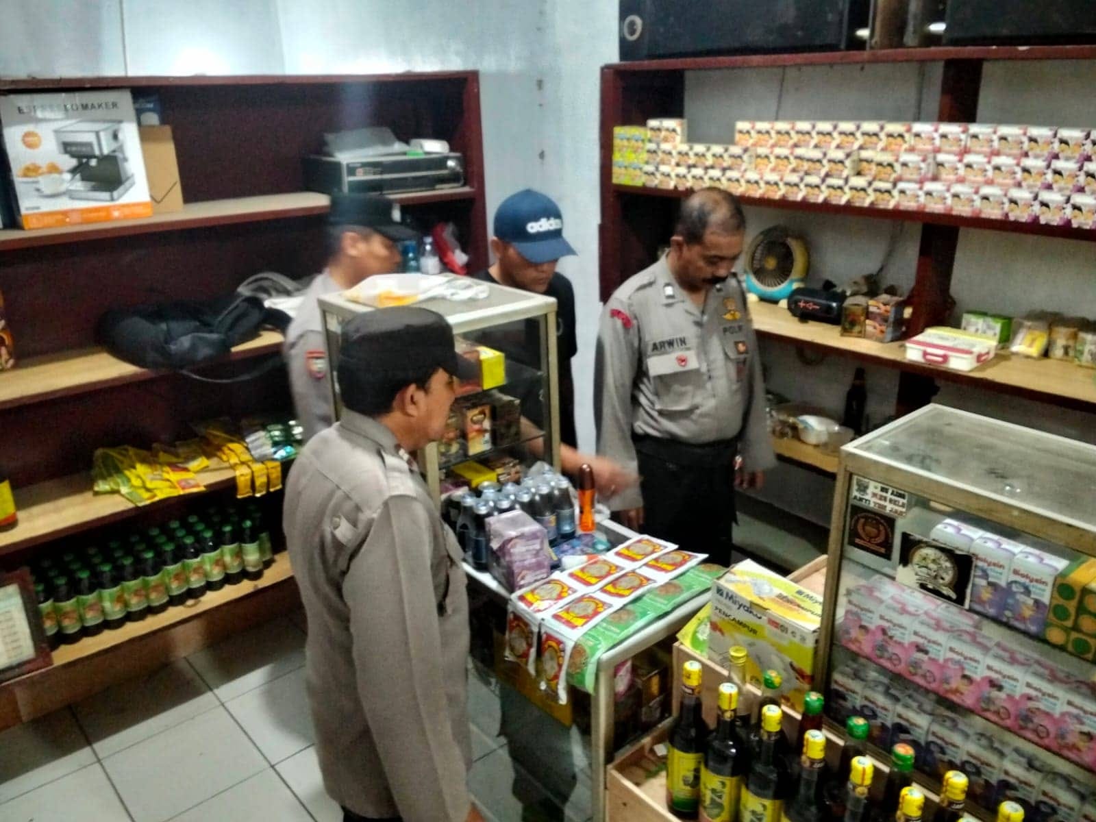 Antisipasi Tragedi Miras, Polsek Cipeundeuy Sita Ratusan Botol