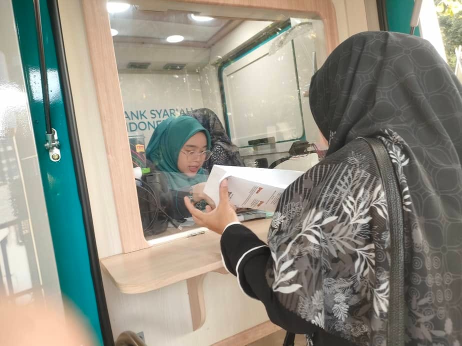 Antrean Panjang Warga Purwakarta Tukar Uang Baru untuk Lebaran via Kas Keliling BI