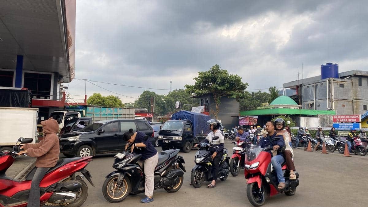 Antrean SPBU di Sukabumi Memanjang: Pengemudi Ojek Merugi Akibat BBM Naik