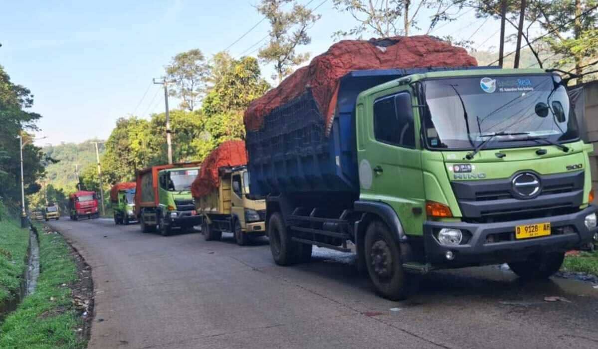 Antrean Truk Sampah 1 KM ke TPA Sarimukti: Penyebab dan Solusi
