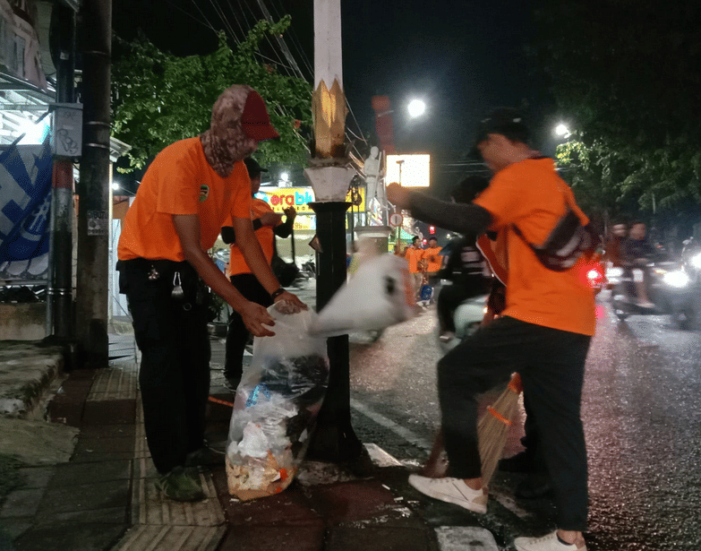 Aris, Petugas Kebersihan Purwakarta: Mengabdi Lebaran Tanpa Keluarga
