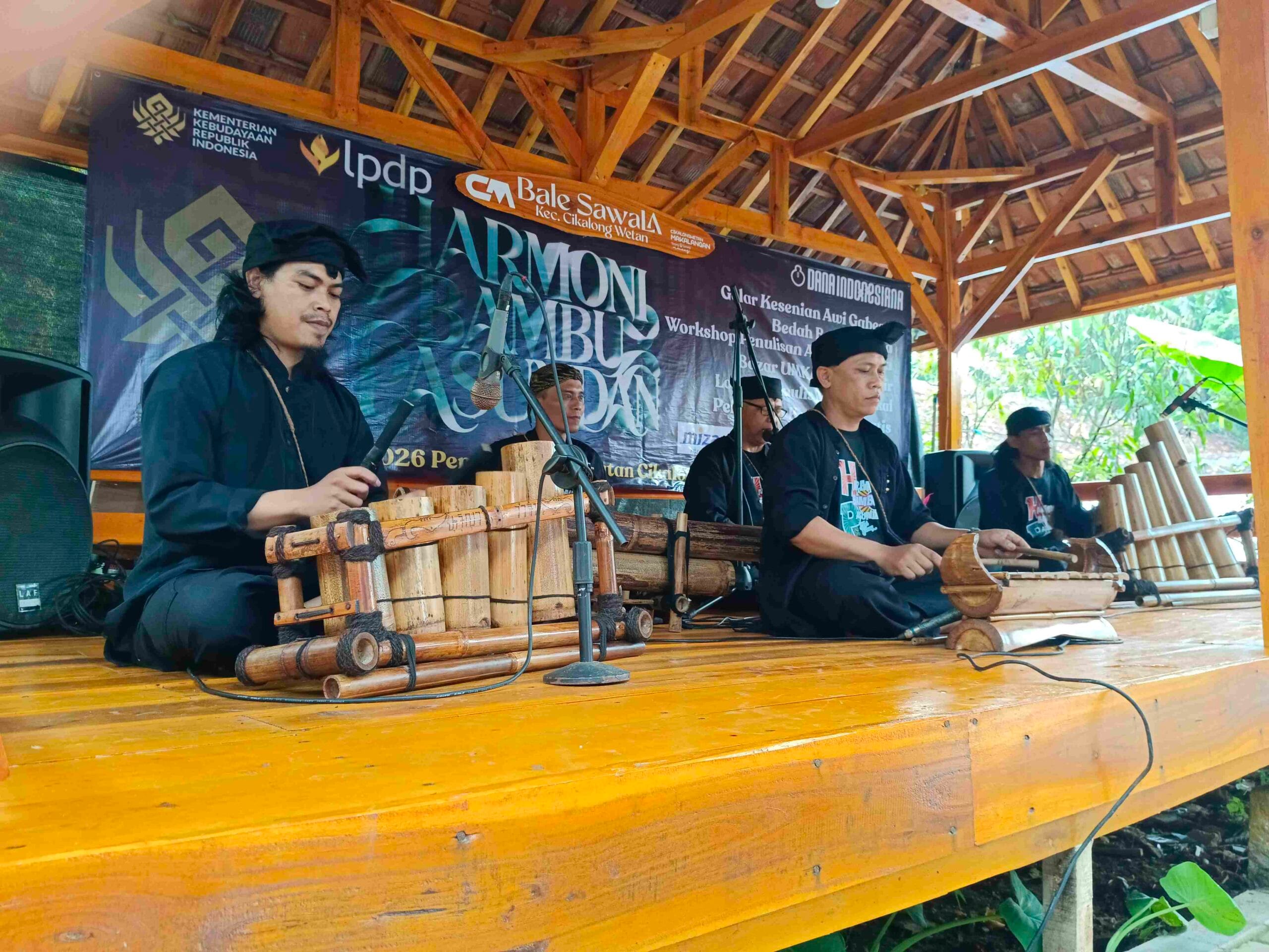 Awi Gabeng: Kesenian Bambu Khas Bandung Barat di Cikalongwetan