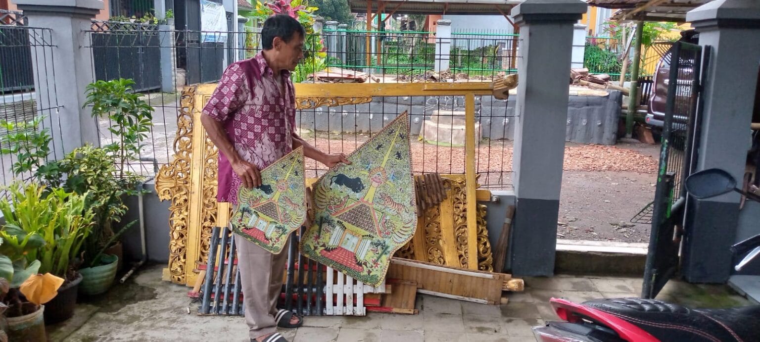 ‘Bahenol’ di Sumedang Rubuh Lantaran Lapuk Dimakan Usia