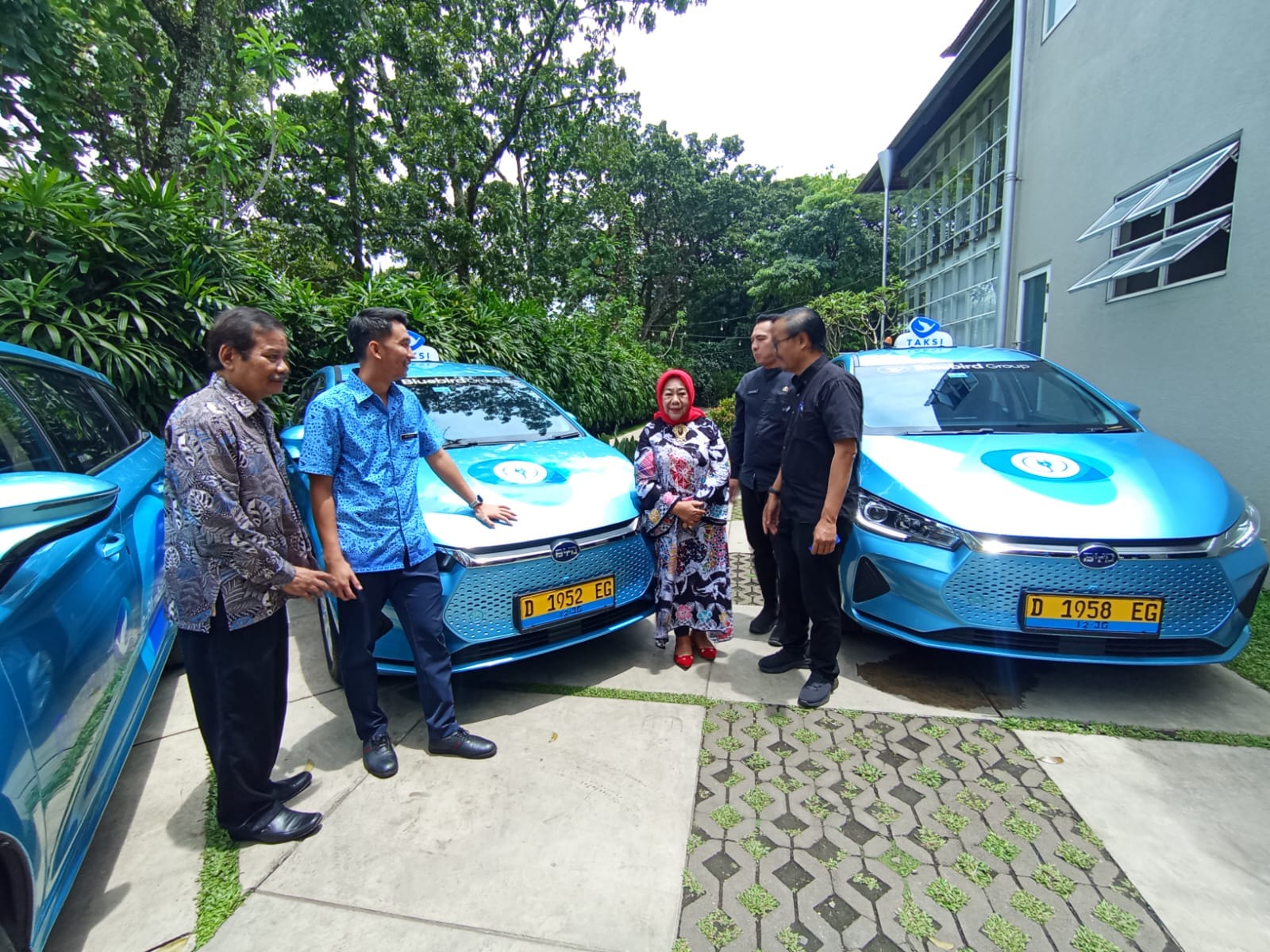 Bandung Disulap Jadi Kota Hijau: 50 Armada Taksi Listrik Siap Antre di 7 Titik Strategis