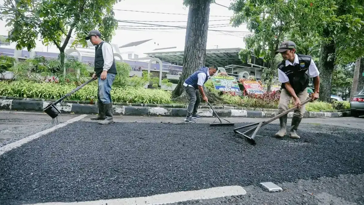 Bandung Naikkan Anggaran Perbaikan Jalan ke Rp300M, Farhan Tekan KPK