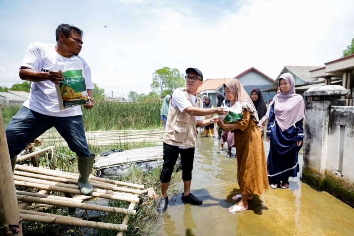 Baznas Salurkan 200 Paket Beras Zakat Fitrah ke Warga Terdampak Banjir Rob di Bekasi