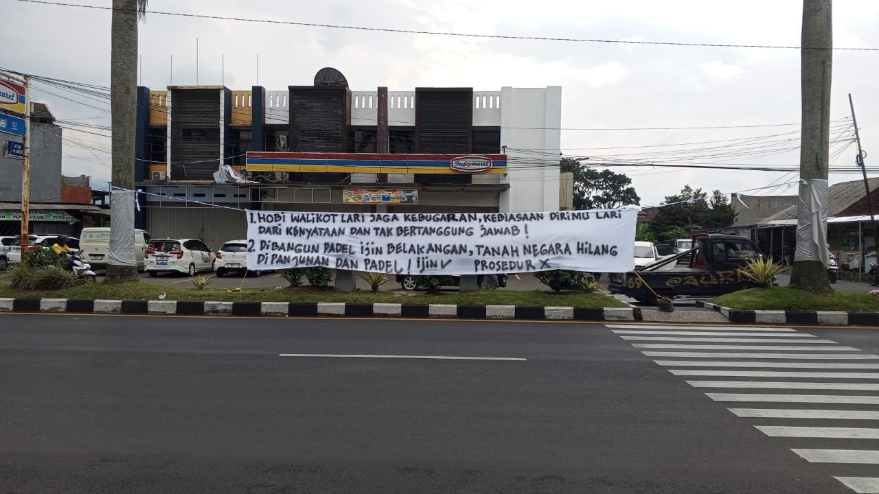 Belum Genap Sehari Dipasang, Spanduk Kritik Terhadap Walikota Dicopot, Pemkot Tasik Dianggap Anti Kritik dan Abai Lindungi Aset Negara