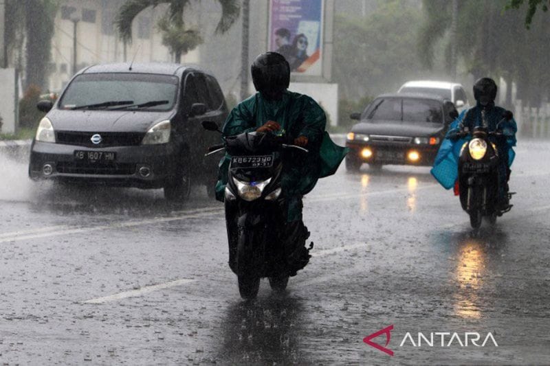 BMKG: Waspada Hujan Ringan-Sedang di Bandung & Kota Besar Lain Hari Ini