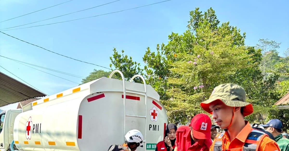BPBD Kabupaten Bandung Salurkan 15.000 Liter Air Bersih untuk 2.134 Warga di Desa Wargaluyu