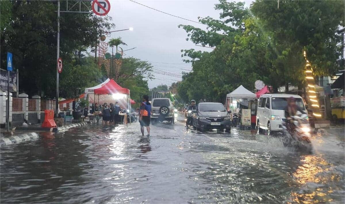 BPBD Siagakan Pompa Penyedot Atasi Banjir Jalan Protokol Indramayu