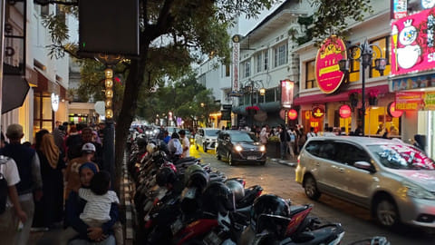 Jelajahi Braga Bandung: Magnet Kafe Estetik dan Kisah Wisatawan 2024