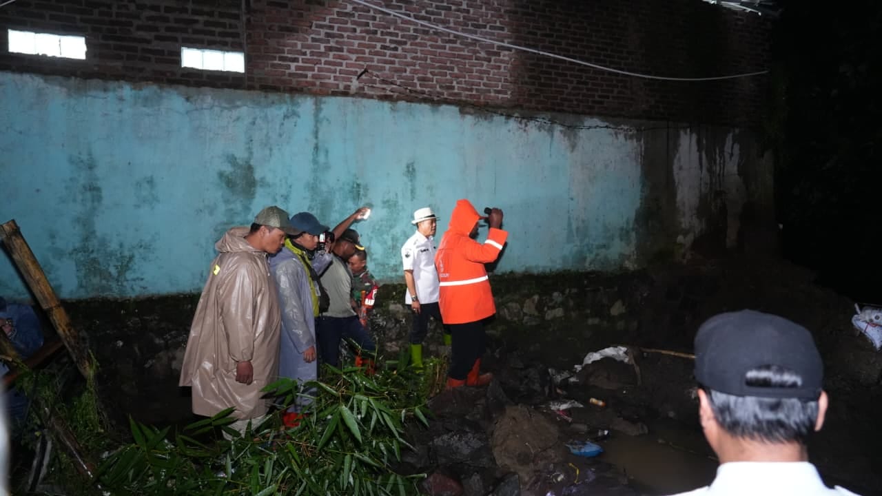 Bupati Bandung Cek Banjir Rancaekek, Dapur Umum dan Tim Kesehatan Siap