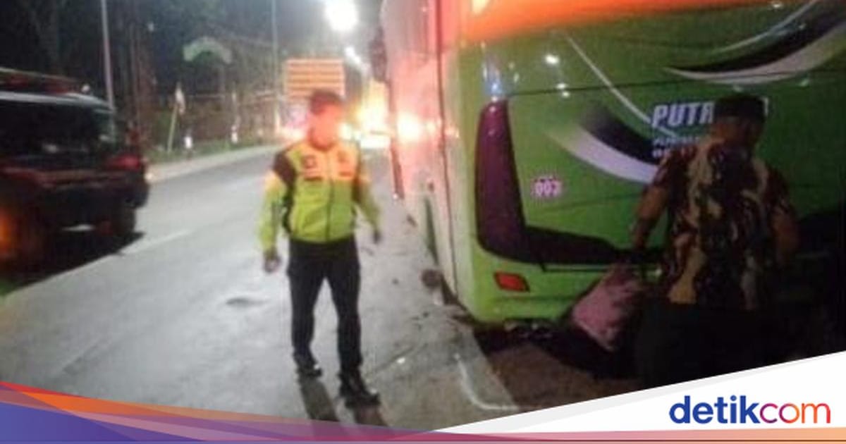 Bus Umroh Tabrak Pagar Rumah di Nagreg, Satu Penumpang Wanita Tewas Terjepit