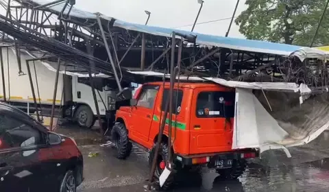 Cuaca Buruk Sebabkan 3 Reklame Roboh di Bandung, Timpa 4 Unit Mobil
