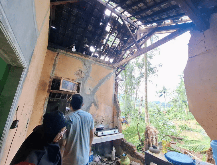 Cuaca Ekstrem di Ciamis: Angin Kencang dan Longsor Rusak 83 Rumah dan Fasilitas Umum