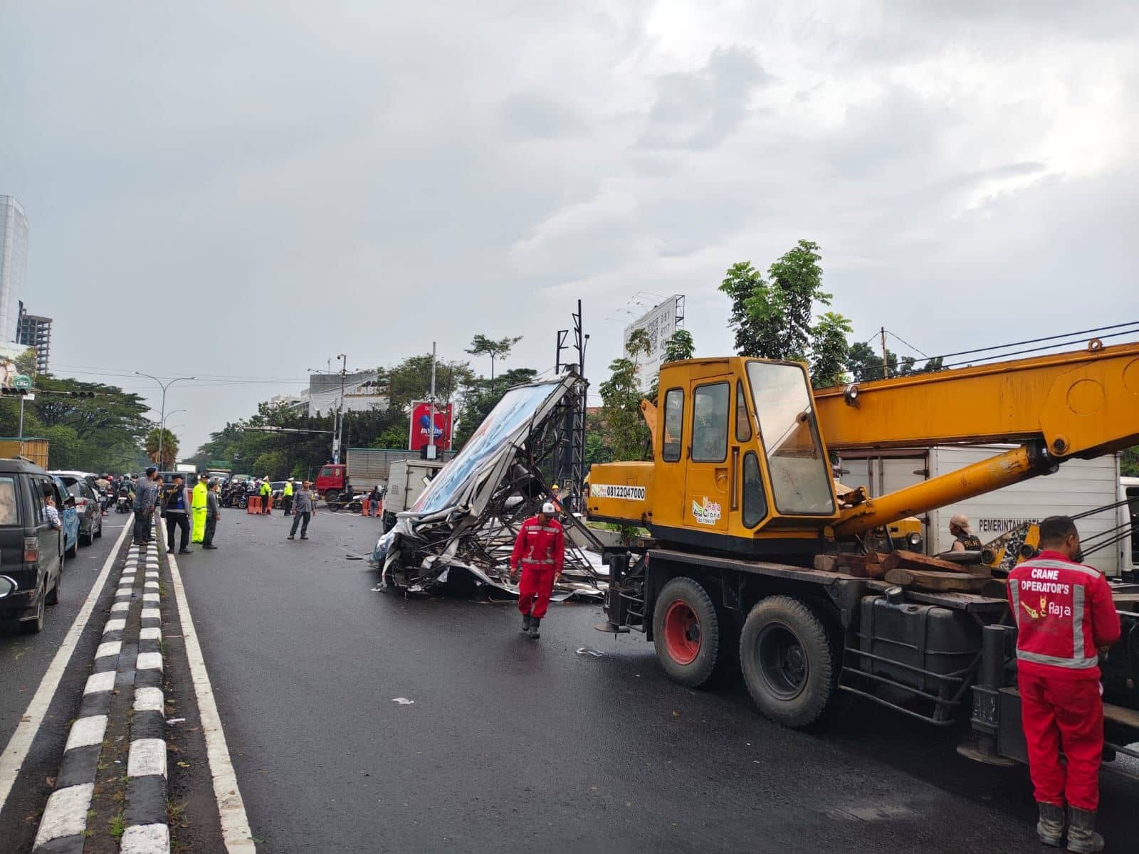 Cuaca Ekstrem: Enam Pohon dan Dua Papan Reklame Tumbang di Bandung