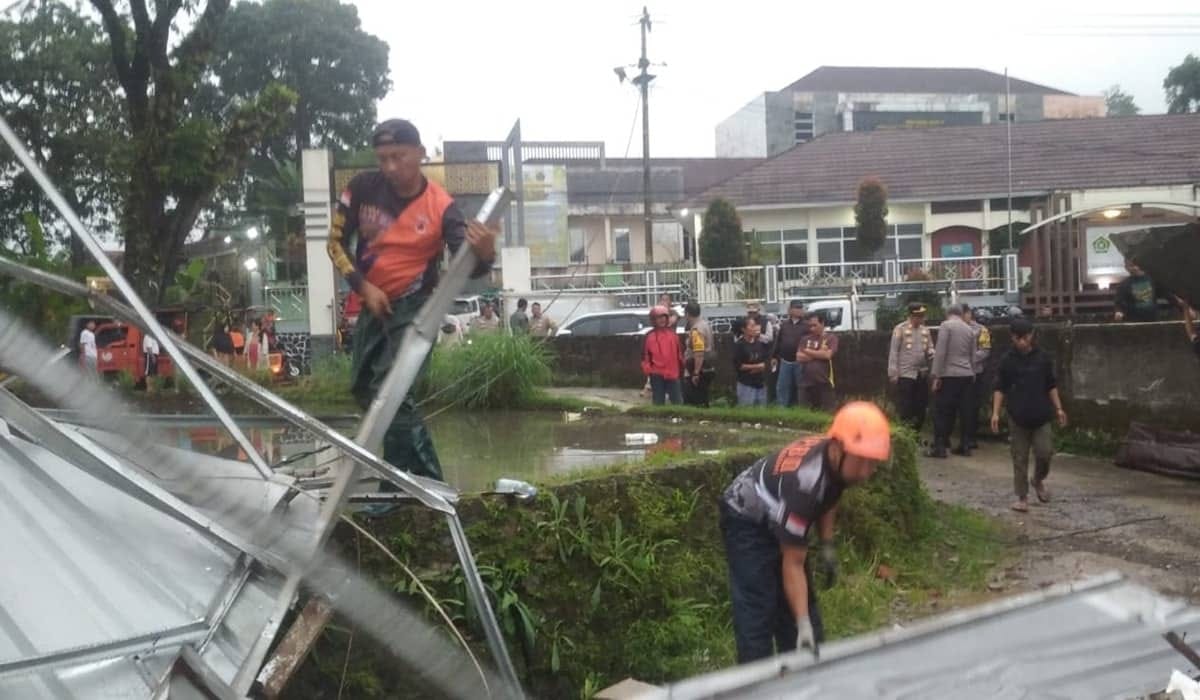 Cuaca Ekstrem Hujan Deras dan Angin Kencang Landa Sukabumi, 18 Titik Bencana Terdata