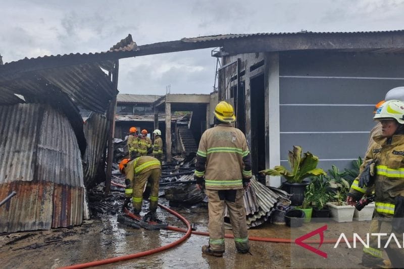 Terbaru! 9 Armada Damkar Bandung Hadapi Amukan Api Gudang Sepatu Gedebage