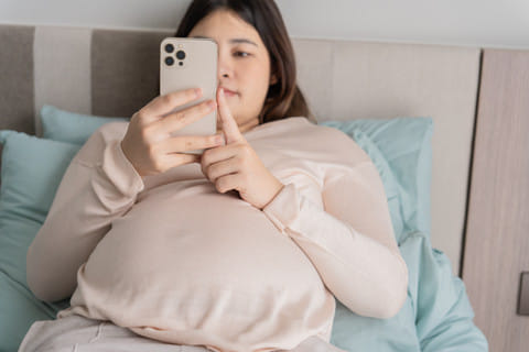 Dampak Scrolling HP Sebelum Tidur bagi Ibu Hamil dan Janin