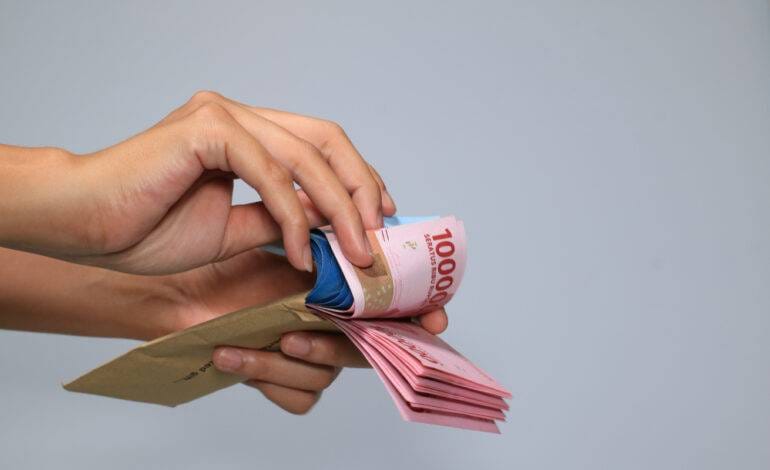 Dari Imbauan ke Kewajiban Hukum: Sejarah Tradisi THR di Indonesia