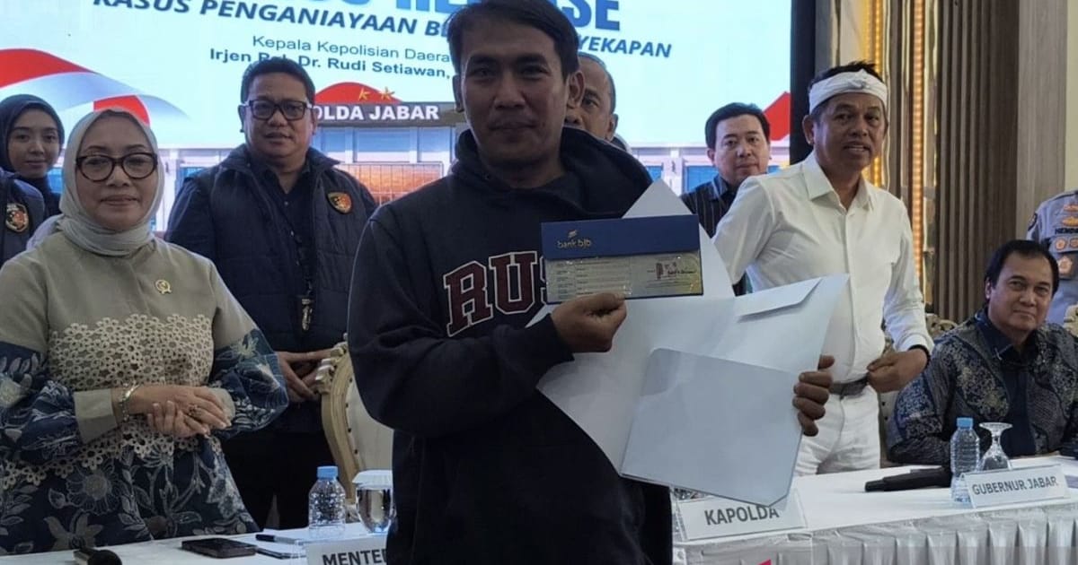 Dedi Mulyadi Serahkan Bonus Penangkapan Rp250 Juta untuk Keluarga Korban YTR di Bandung