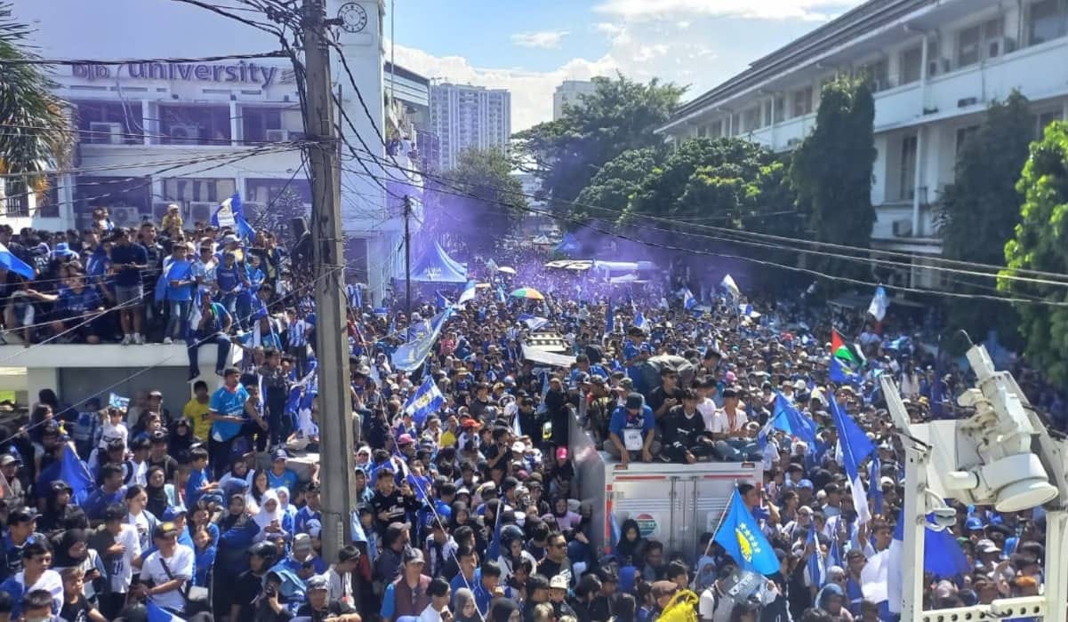 DLH Bandung Bersihkan Puluhan Ton Sampah Akibat Euforia Kemenangan Persib