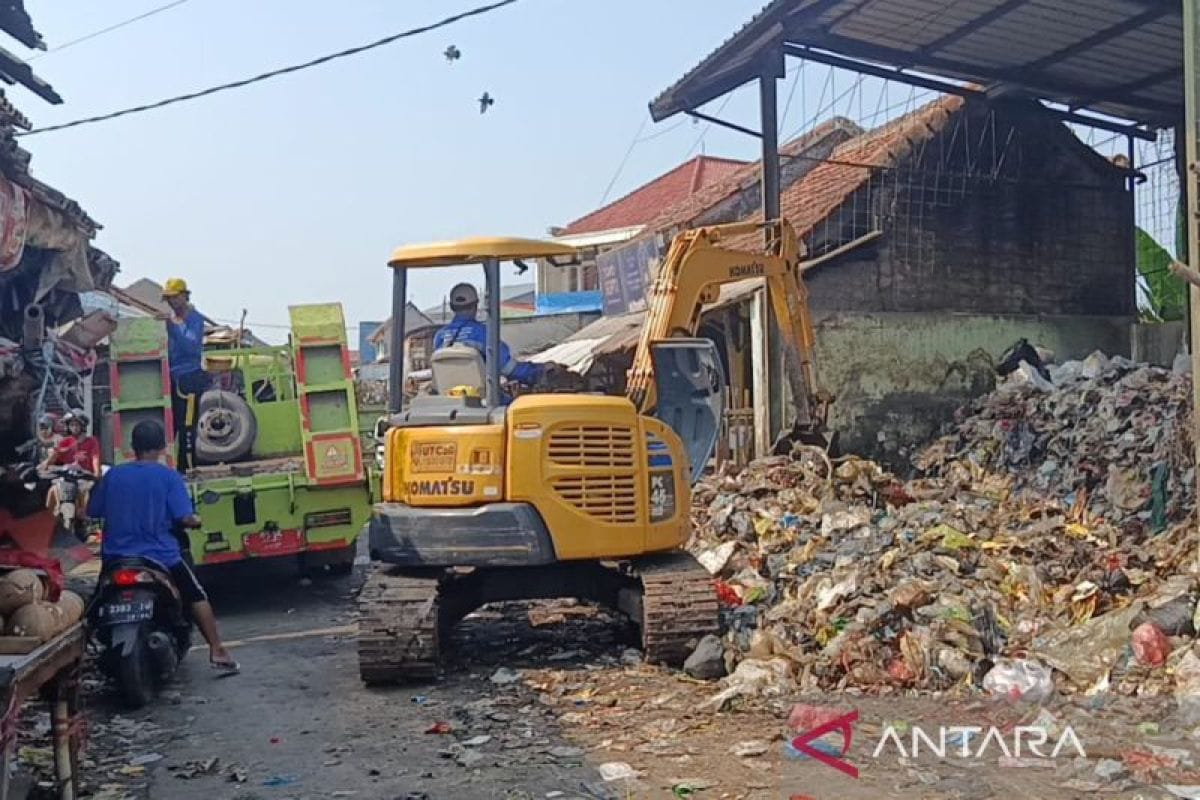 DLH Kabupaten Cirebon Kirim 9 Truk Tangani Sampah Pasar Minggu Palimanan