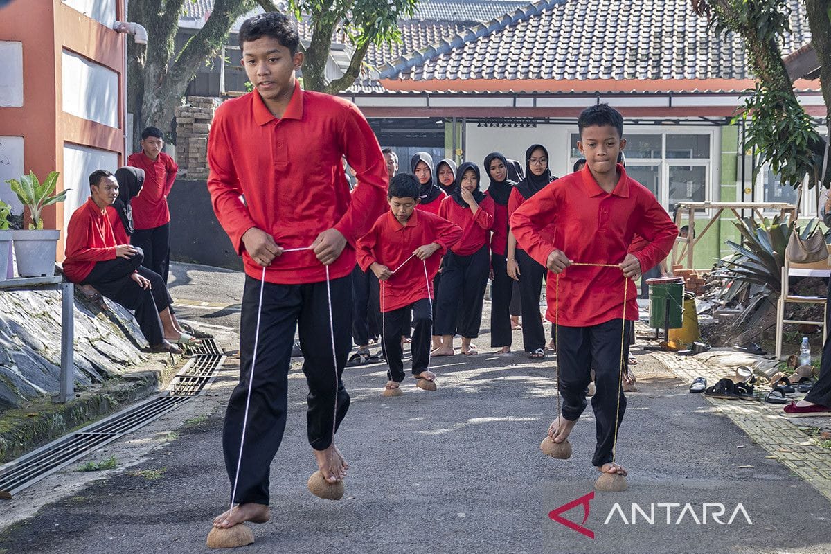 Edukasi Permainan Tradisional di SRMP 8 Cimahi Bersama Mahasiswa Bandung