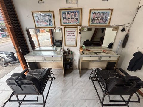 Eksistensi Tukang Cukur Asgar, Tak Hilang Kala Barbershop Modern Datang