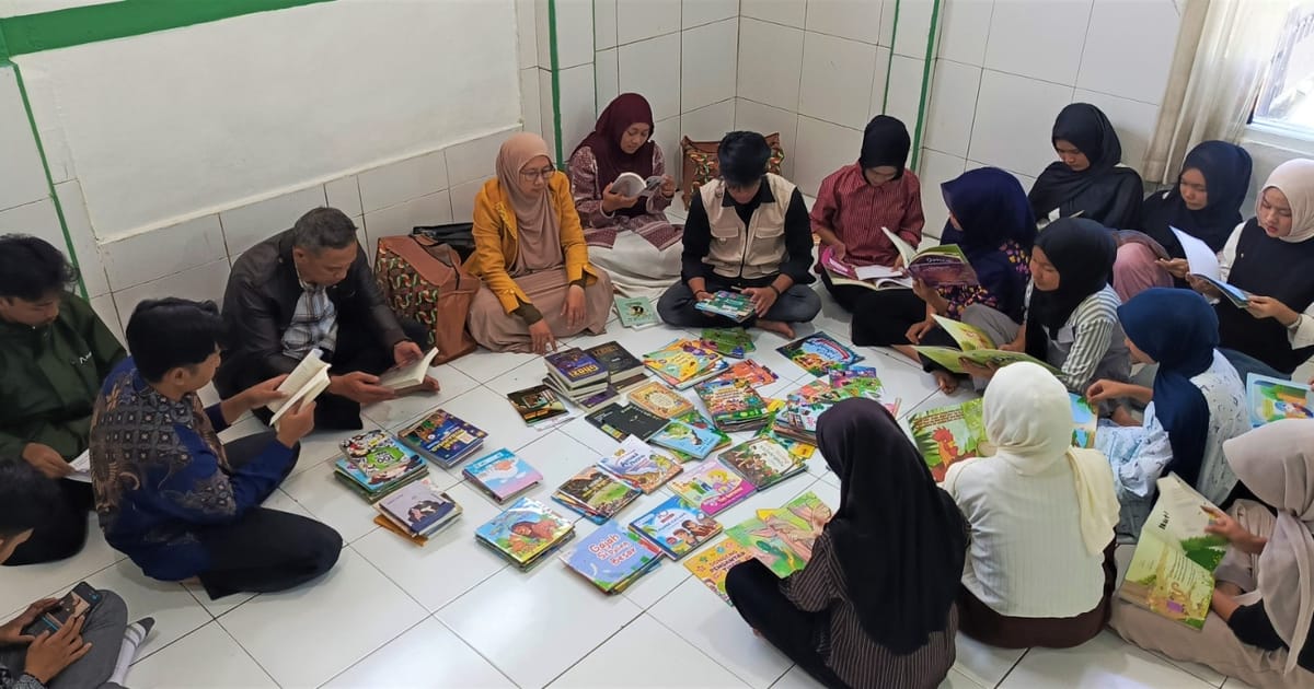 Empat Puluh Remaja Karang Taruna Jelegong Terima Bekal AI, Kepemimpinan, dan Kelola Gerobak Literasi dari Tim UM Bandung