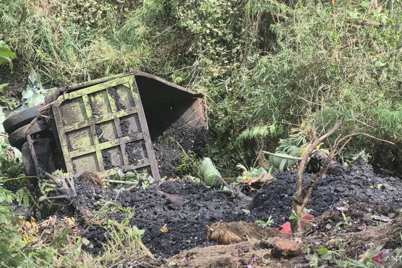 Evakuasi Truk Batubara ke Jurang Sumedang: Polisi Gunakan Crane