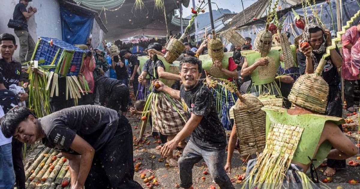 Festival Perang Tomat Lembang 2026: Tradisi Unik Petani Bersih Energi Negatif