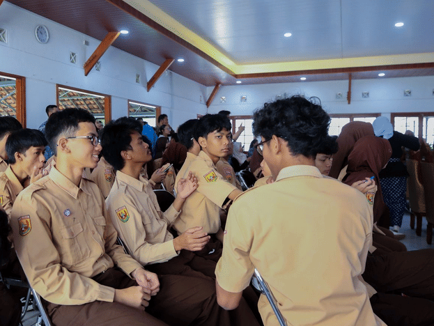 GAAD 2026: Pelatihan Fotografi untuk Meningkatkan Daya Saing Siswa SLB Bandung