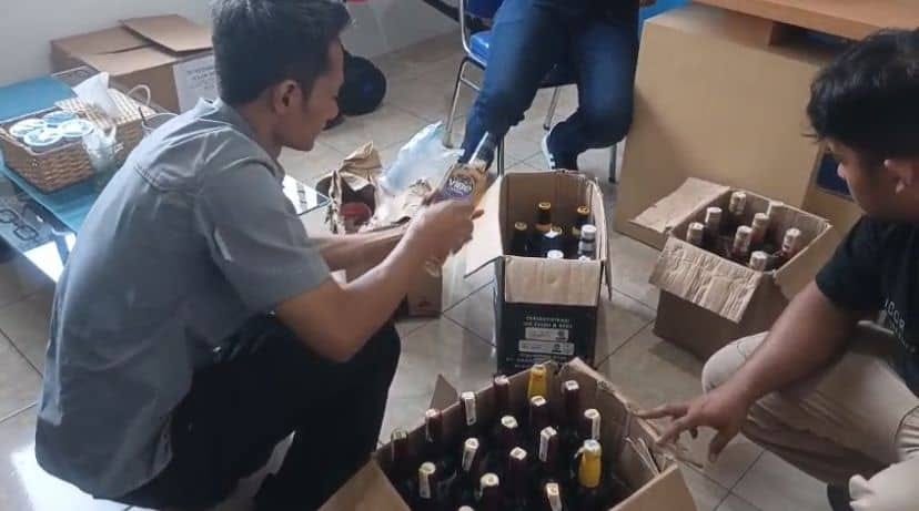 Gerebekan Ribuan Botol Miras Jelang Persib vs Persijap di Tasikmalaya