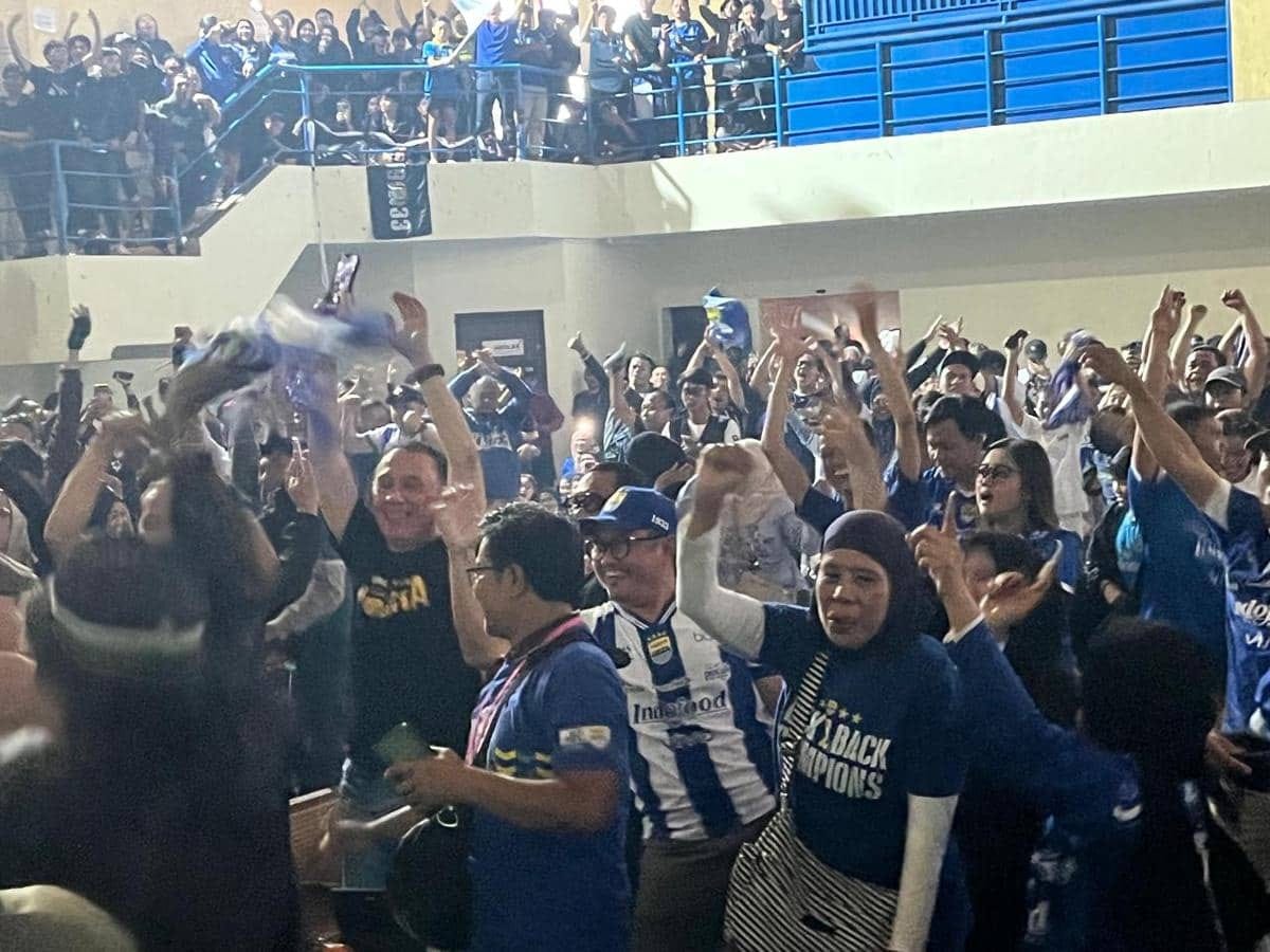 GOR Sangkuriang Cimahi Bergemuruh Usai Persib Kalahkan Persija 2-1