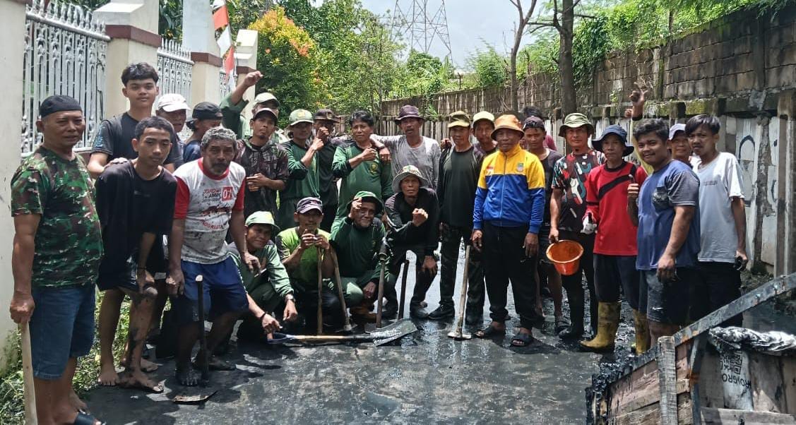 Gotong Royong Bersama Warga, Kepala Desa Karangsari Tunjukkan Kepemimpinan yang Hadir dan Peduli