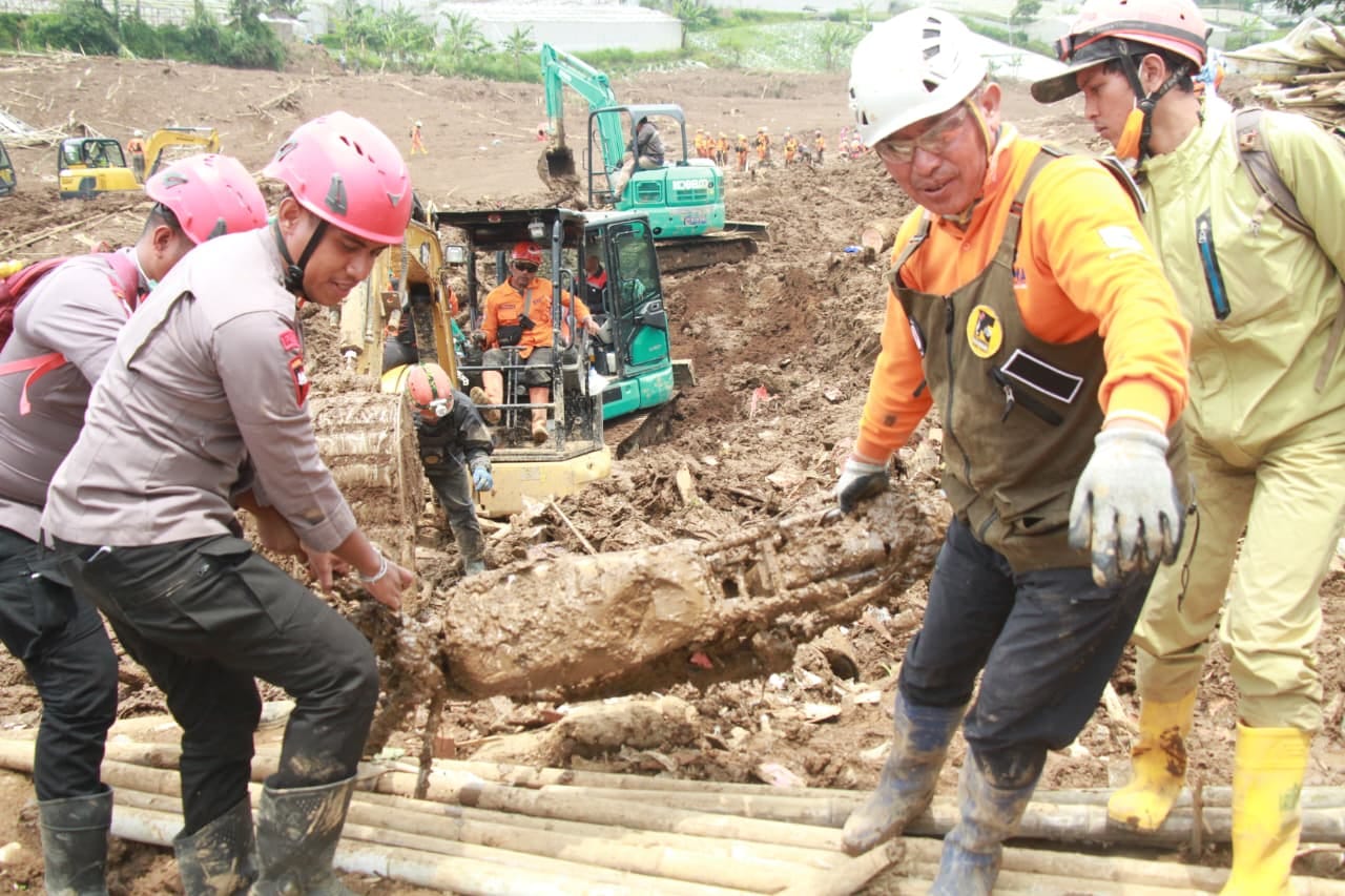 Hari ke Empat Evakuasi Pencarian Korban Bencana Longsor di Desa Pasirlangu Cisarua