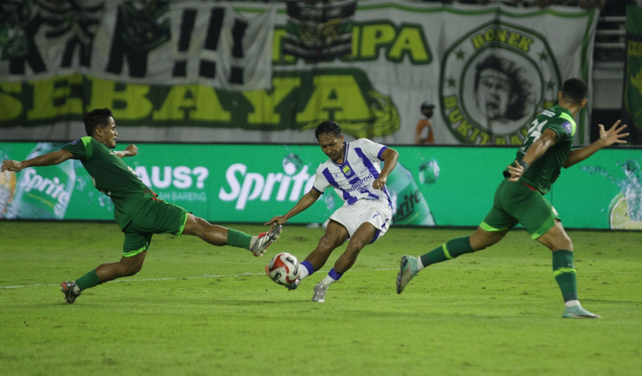 Hasil Imbang 2-2 PERSIB vs Persebaya: Tetap di Puncak Klasemen Liga 1