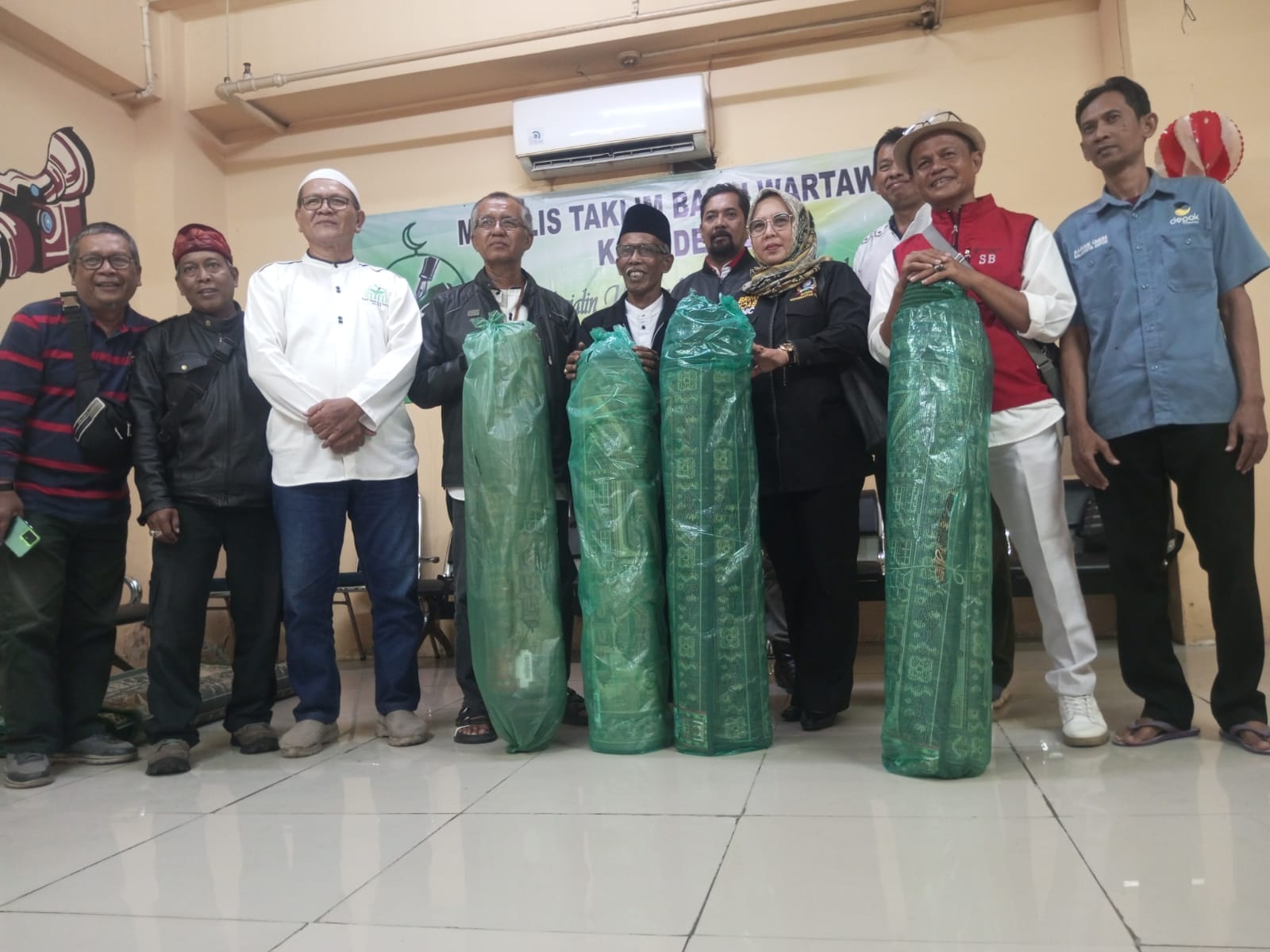 Hj. Qonita Lutfiyah Berikan Bantuan Karpet Sebagai Dukungan Kegiatan Majelis Taklim Balai Wartawan Kota Depok