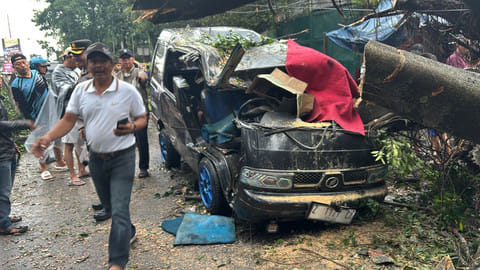 Hujan Deras dan Angin Kencang di Bandung: Pohon Tumbang Timpa Mobil, 1 Orang Tewas