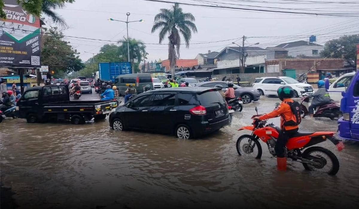 Hujan Deras Picu Bencana di Jawa Barat: Longsor, Banjir, Angin Kencang