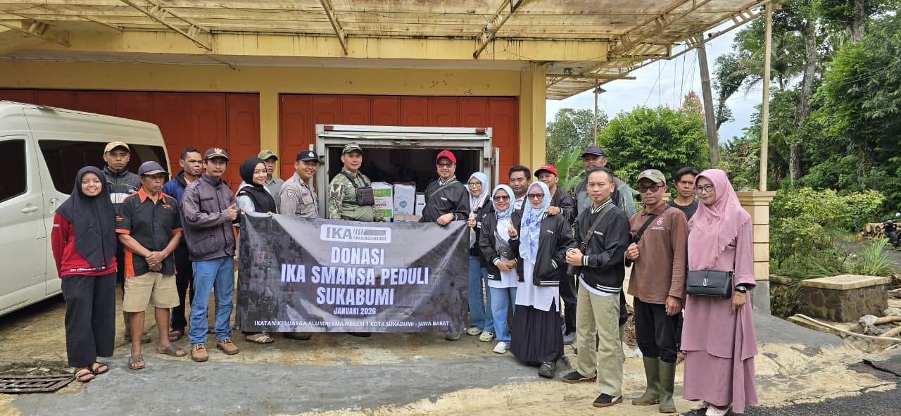 IKA SMAN 1 Kota Sukabumi Serahkan Donasi untuk Warga Terdampak Longsor di Nyalindung